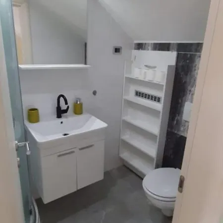 Louis - 250m To The Apartment *