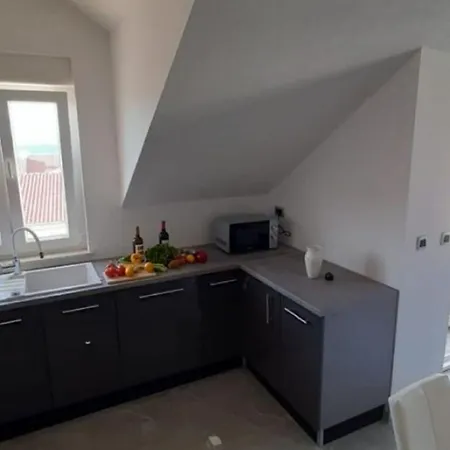 Louis - 250m To The Apartment *