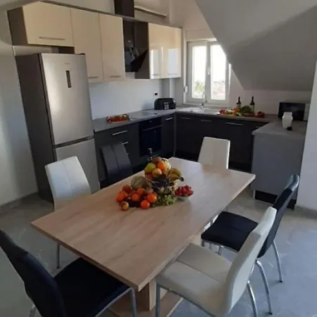 Louis - 250m To The Apartment *