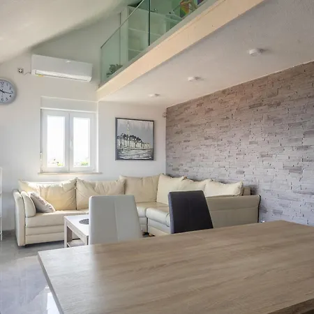 Louis - 250m To The Apartment