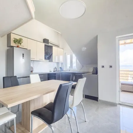Apartment Louis - 250m To The Supetar