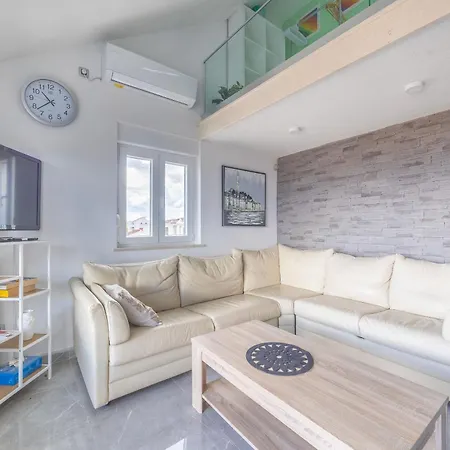 Louis - 250m To The Apartment