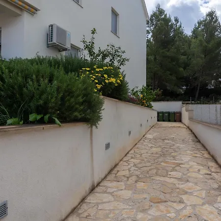 Apartment Louis - 250m To The Supetar